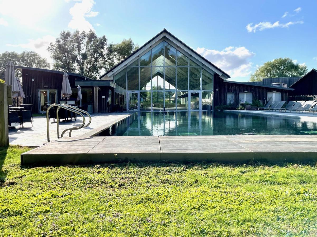 Cosy Cotswold Lodge By Your Home Here - Summer Sale For 3 Plus Nights - Ideal For Families With Log-Burner, Spa, Private Parking And Heated Swimming Pools Ashton Keynes Exteriér fotografie