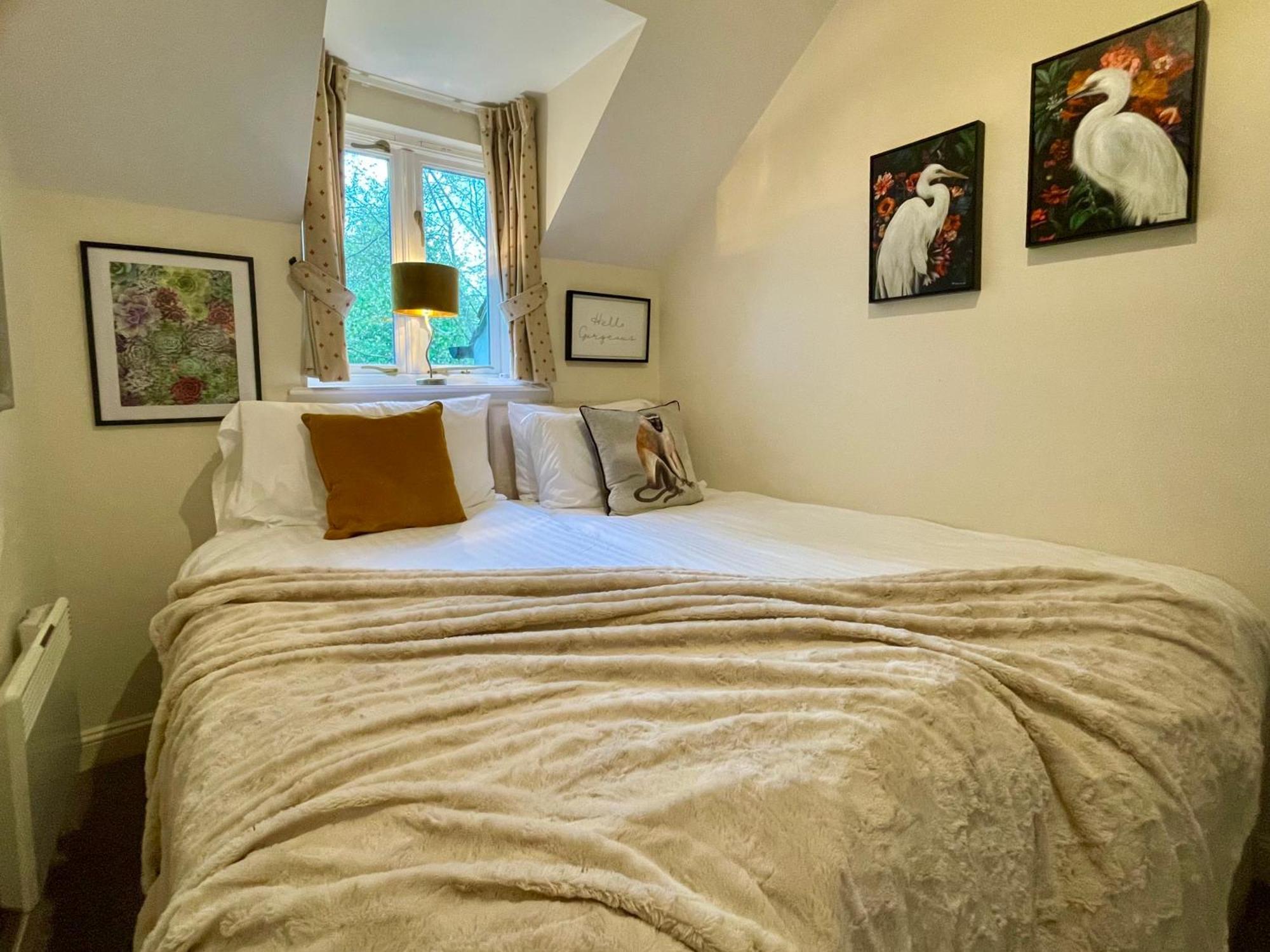 Cosy Cotswold Lodge By Your Home Here - Summer Sale For 3 Plus Nights - Ideal For Families With Log-Burner, Spa, Private Parking And Heated Swimming Pools Ashton Keynes Exteriér fotografie