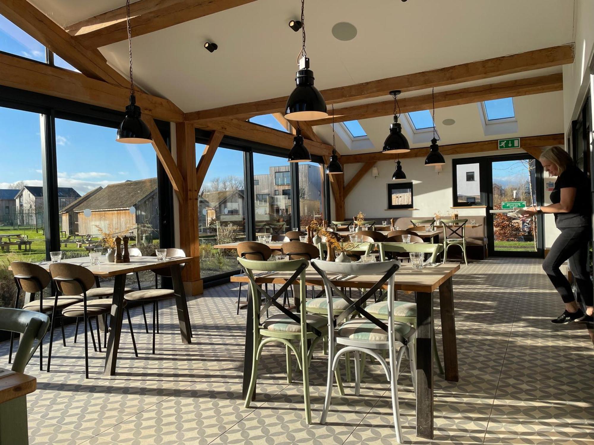 Cosy Cotswold Lodge By Your Home Here - Summer Sale For 3 Plus Nights - Ideal For Families With Log-Burner, Spa, Private Parking And Heated Swimming Pools Ashton Keynes Exteriér fotografie