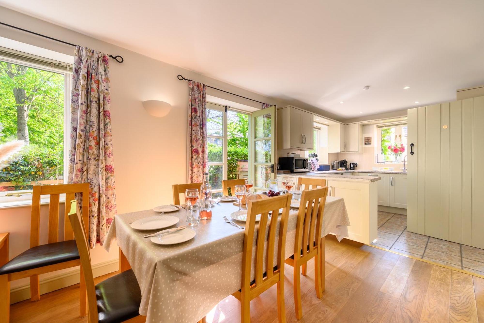 Cosy Cotswold Lodge By Your Home Here - Summer Sale For 3 Plus Nights - Ideal For Families With Log-Burner, Spa, Private Parking And Heated Swimming Pools Ashton Keynes Exteriér fotografie