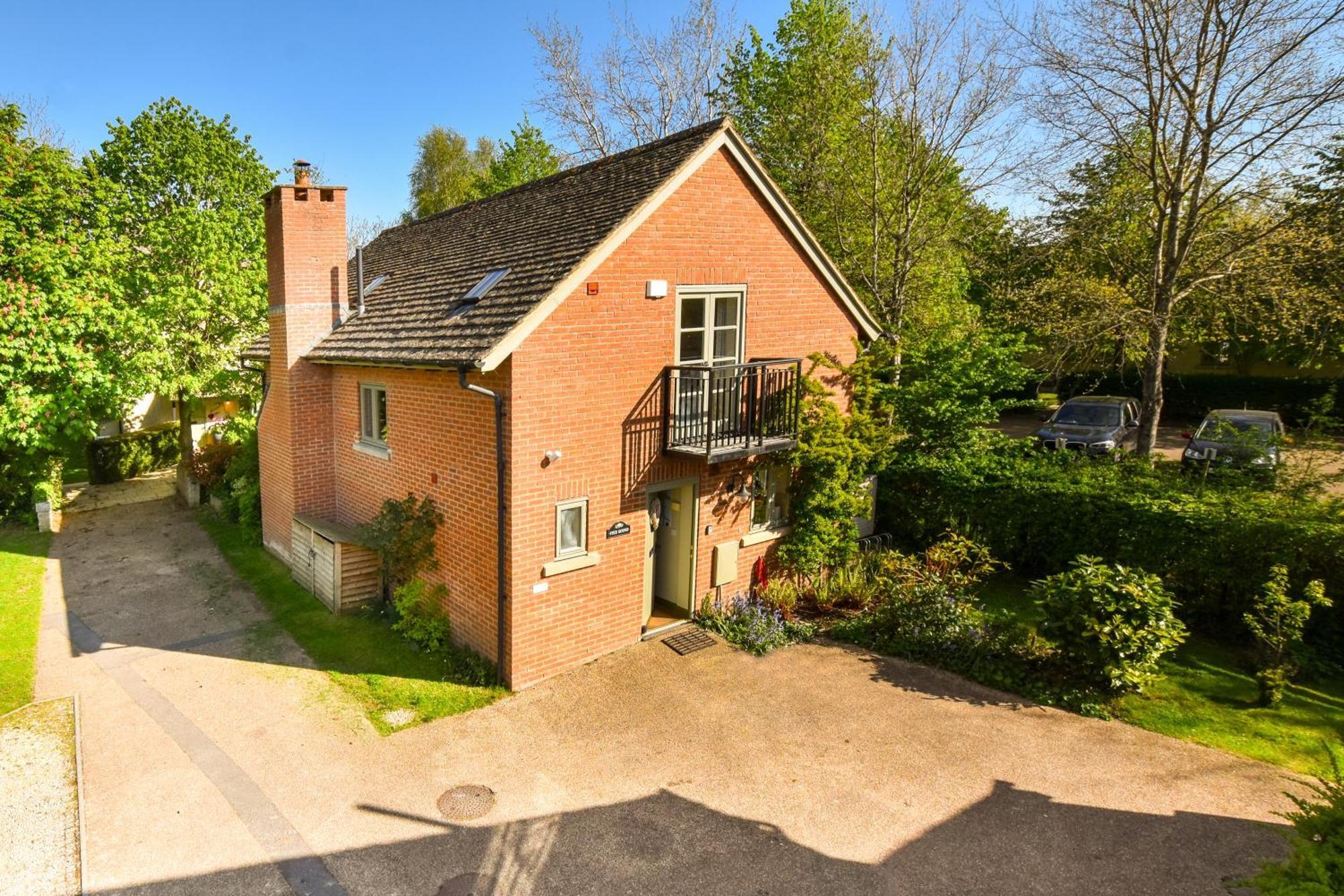 Cosy Cotswold Lodge By Your Home Here - Summer Sale For 3 Plus Nights - Ideal For Families With Log-Burner, Spa, Private Parking And Heated Swimming Pools Ashton Keynes Exteriér fotografie