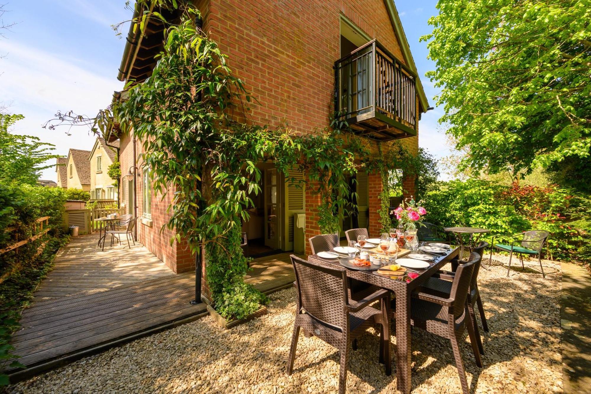 Cosy Cotswold Lodge By Your Home Here - Summer Sale For 3 Plus Nights - Ideal For Families With Log-Burner, Spa, Private Parking And Heated Swimming Pools Ashton Keynes Exteriér fotografie