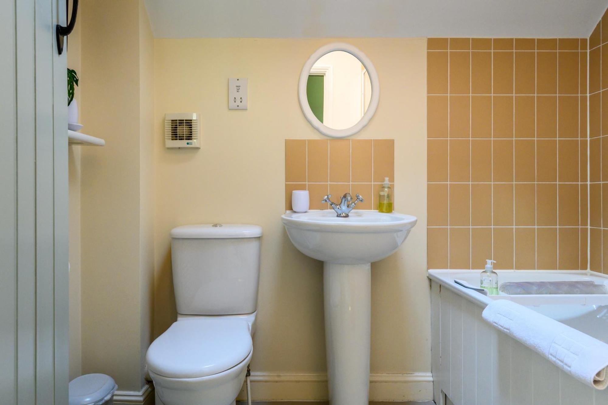 Cosy Cotswold Lodge By Your Home Here - Summer Sale For 3 Plus Nights - Ideal For Families With Log-Burner, Spa, Private Parking And Heated Swimming Pools Ashton Keynes Exteriér fotografie