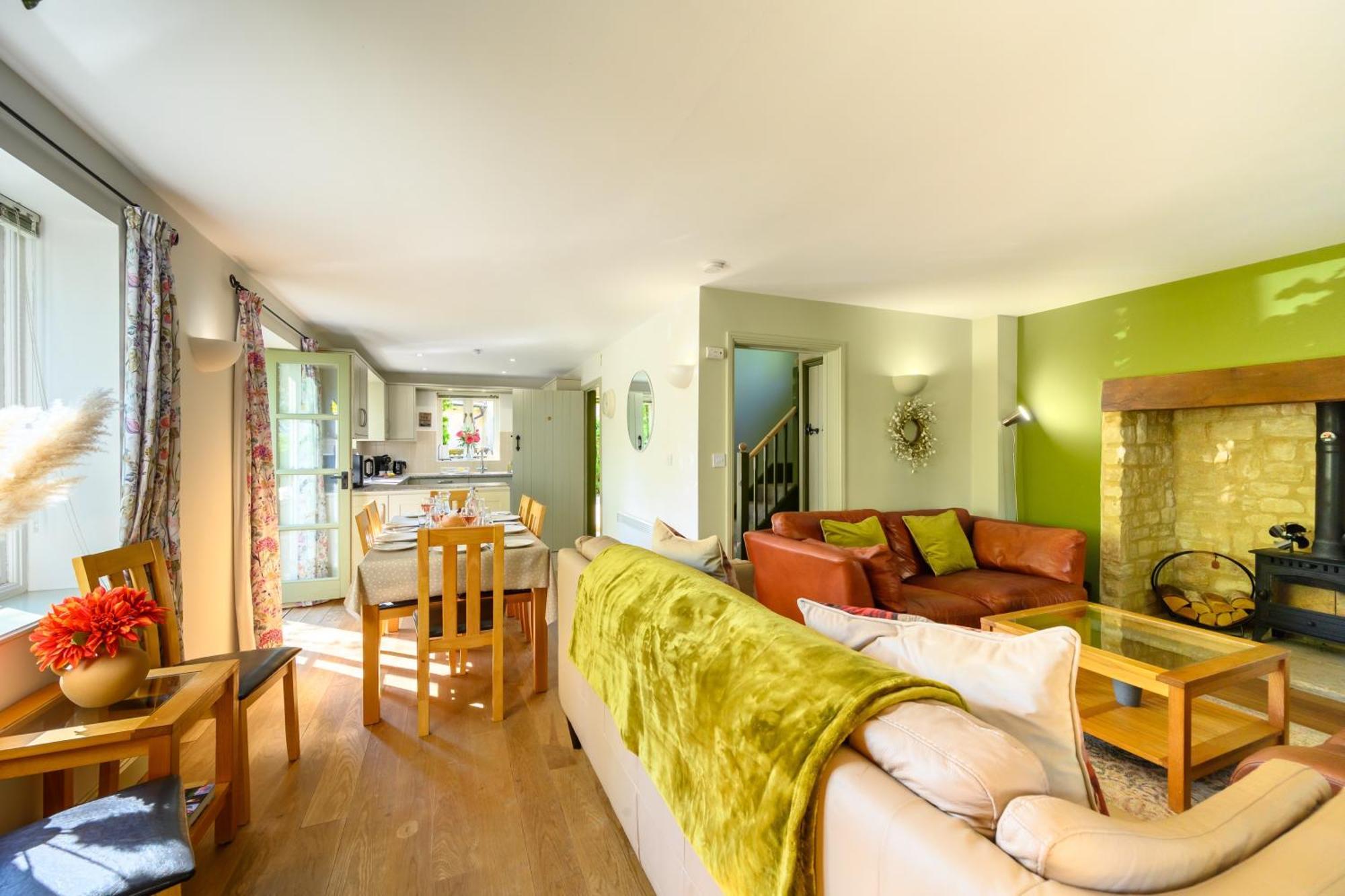 Cosy Cotswold Lodge By Your Home Here - Summer Sale For 3 Plus Nights - Ideal For Families With Log-Burner, Spa, Private Parking And Heated Swimming Pools Ashton Keynes Exteriér fotografie