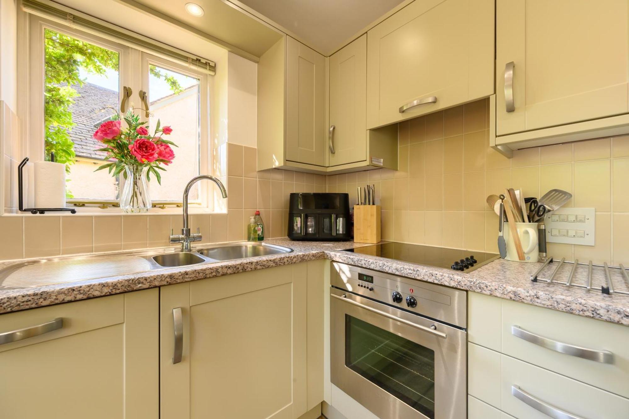 Cosy Cotswold Lodge By Your Home Here - Summer Sale For 3 Plus Nights - Ideal For Families With Log-Burner, Spa, Private Parking And Heated Swimming Pools Ashton Keynes Exteriér fotografie