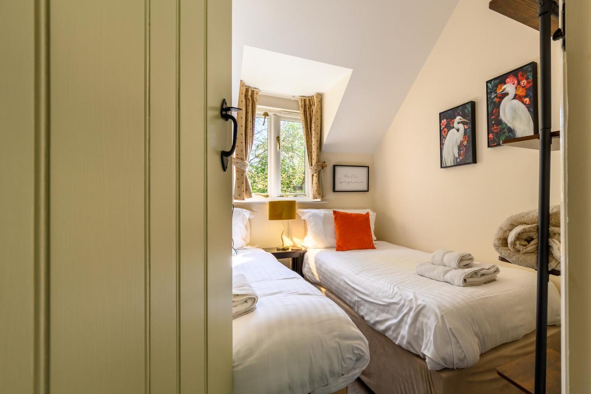 Cosy Cotswold Lodge By Your Home Here - Summer Sale For 3 Plus Nights - Ideal For Families With Log-Burner, Spa, Private Parking And Heated Swimming Pools Ashton Keynes Exteriér fotografie